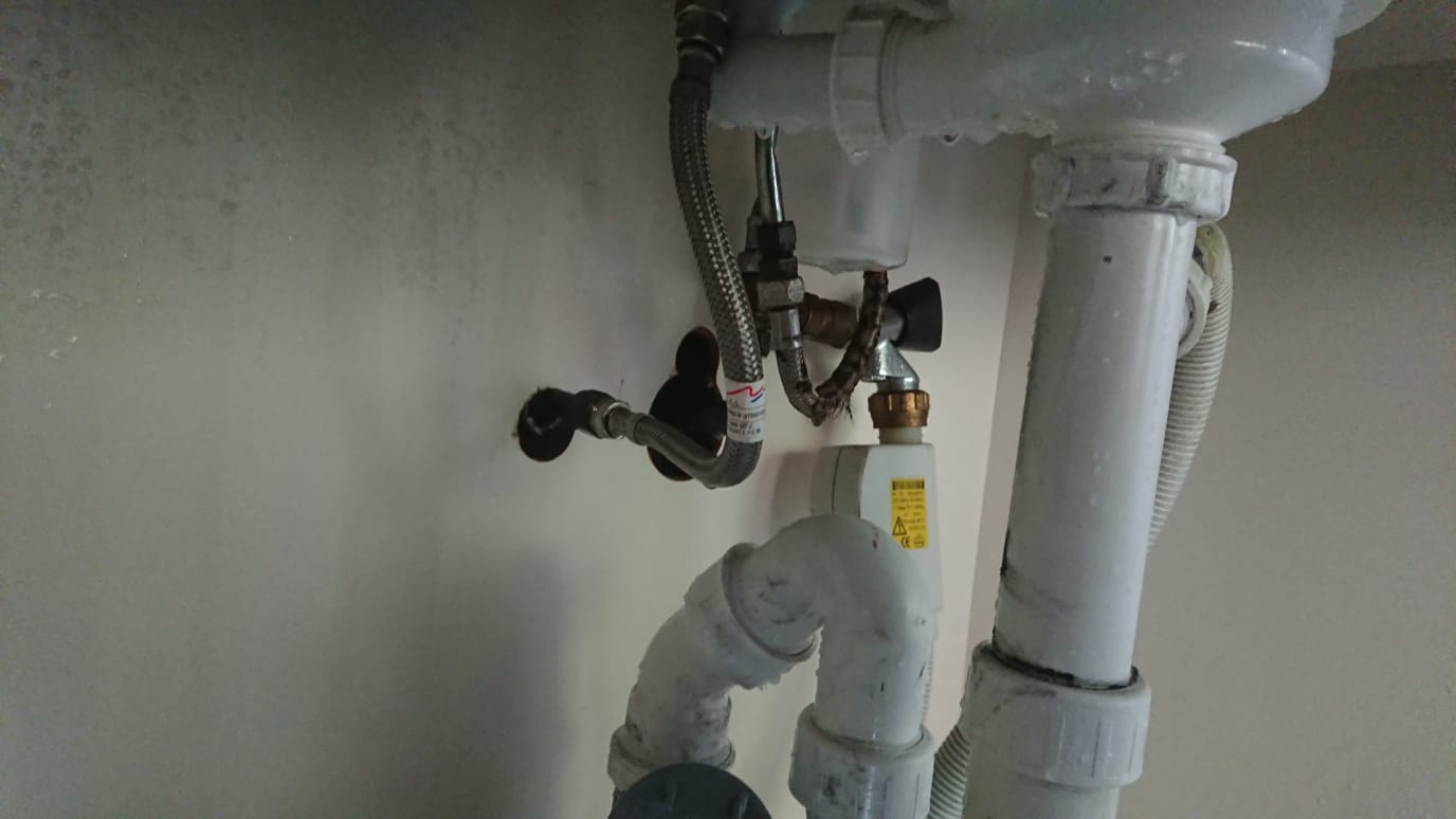 lekkage afvoer keukenkastje Zwijndrecht